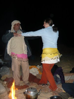 danse dans le désert autour du feu